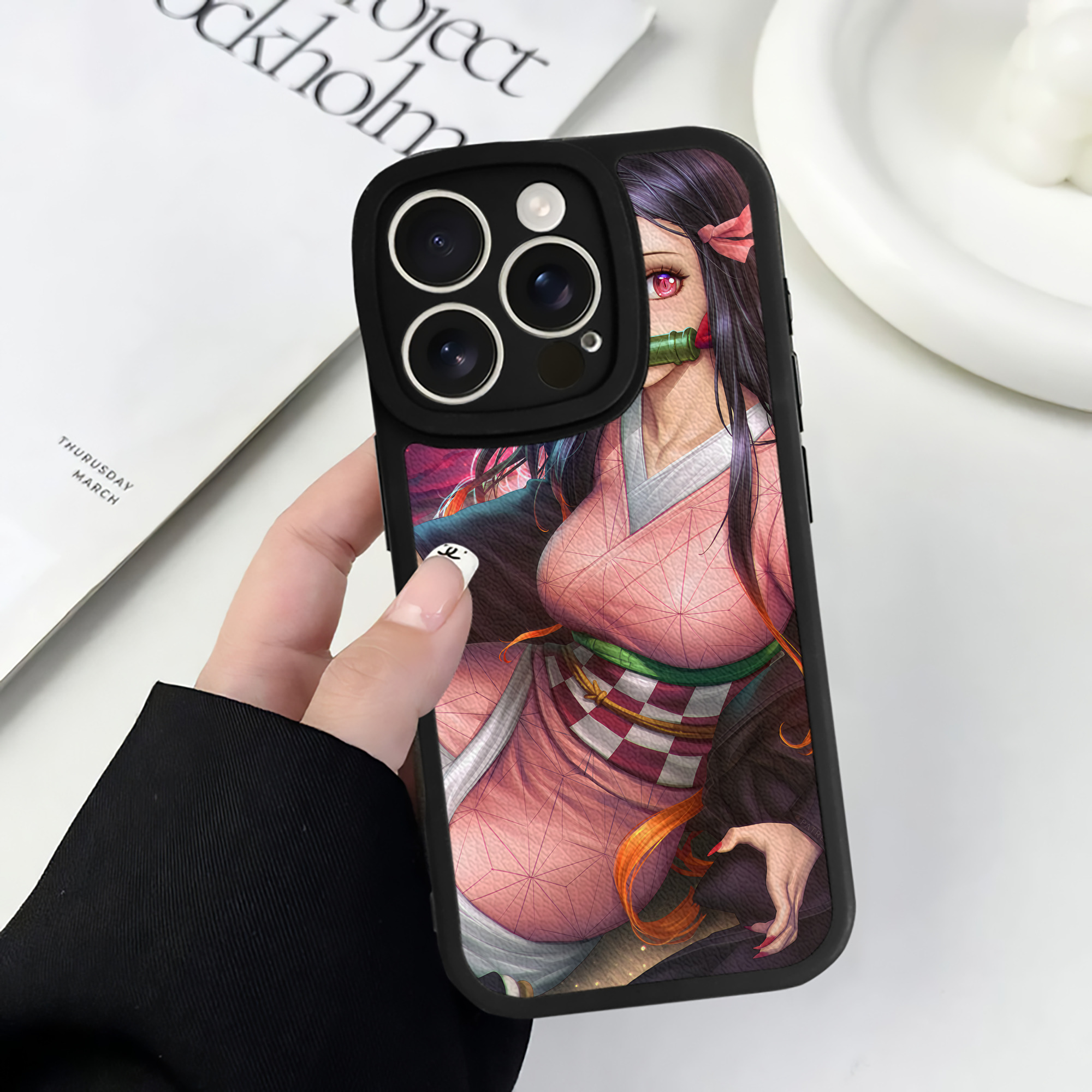 （画像用） 鬼滅の刃（きめつのやいば）竈門 禰󠄀豆子／かまど ねずこ Kamado Nezuko 【iPhone 16シリーズ対応】シリコンスマホケース（レザー調） 材質：シリコン